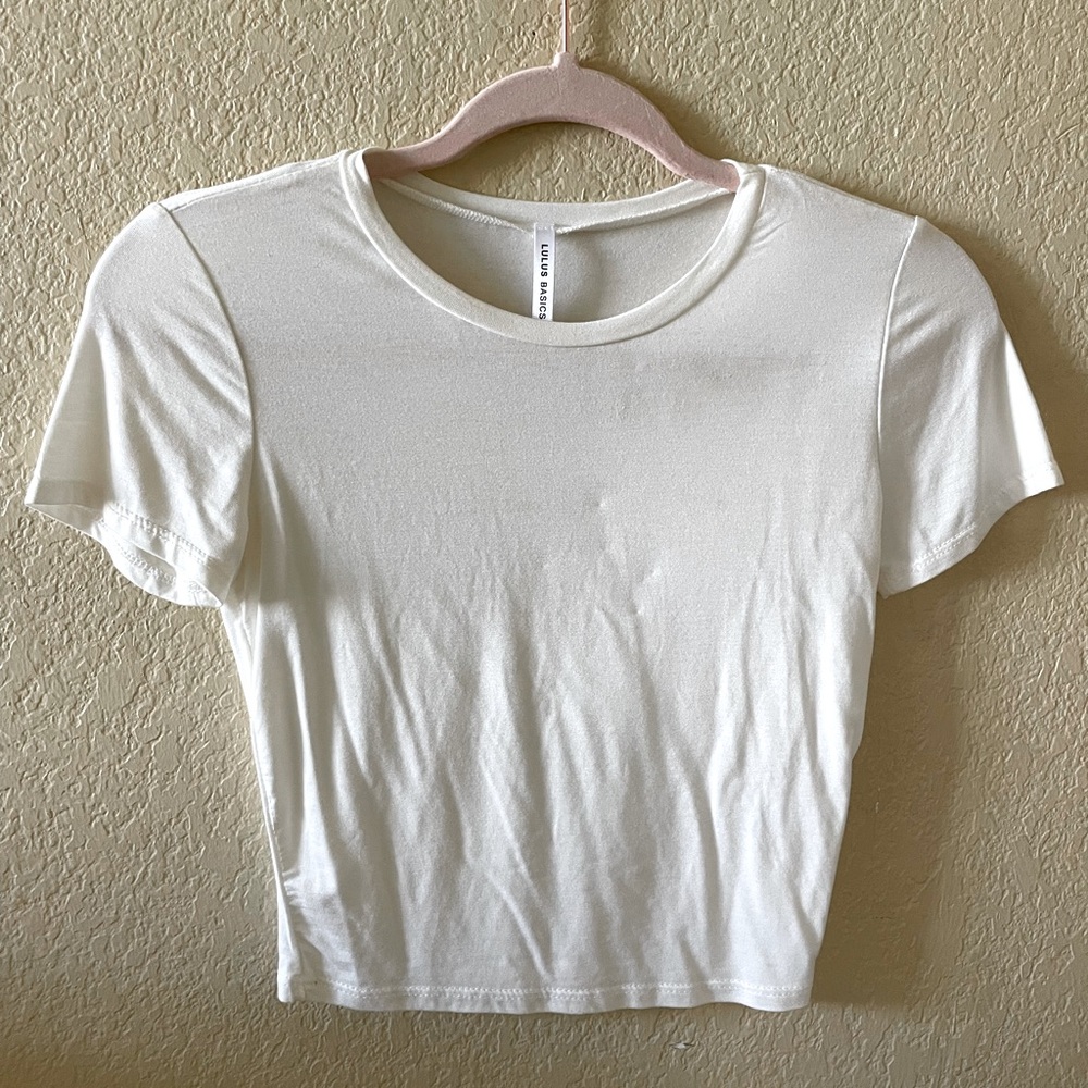 LULU’s basic white cropped tee